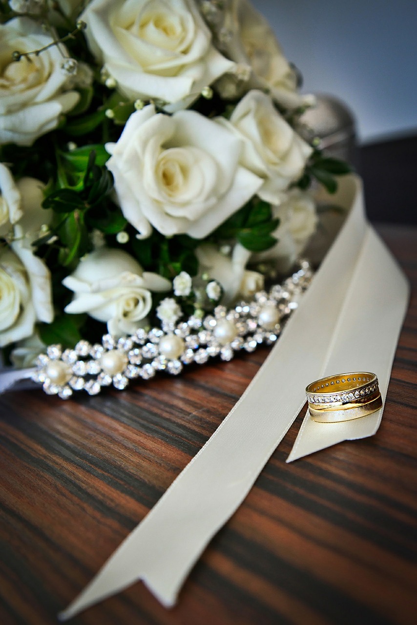 Ozdoby na stół weselny zrób to sam. Spersonalizowane dekoracje weselne. Dekoracja na stół młodych